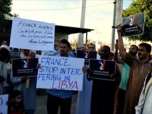 رفض المتظاهرون الضربات العسكرية التي توجهها الطائرات الفرنسية لسرايا الدفاع عن بنغازي