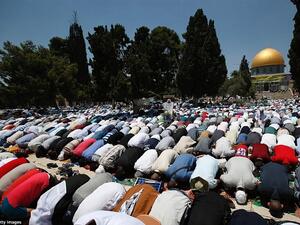 بالصور:صحيفة بريطانية توثق أخر صلاة ليوم جمعة في رمضان 2016 حول العالم