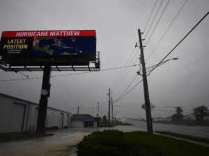 أثنى حاكم الولاية على سكان البلدة الذي استجابوا لأوامر الإخلاء