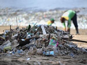 Of the total 13.6 million tons of waste produced by 169 Saudi cities annually, 6 million tons are in Riyadh, Jeddah and Dammam. (AFP) Of the total 13.6 million tons of waste produced by 169 Saudi cities annually, 6 million tons are in Riyadh, Jeddah and Dammam. (AFP)