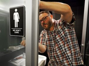 أتاحت بعض المدارس والجامعات حمامات للجميع- جيتي
