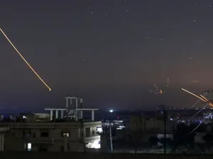 زعم الجيش الإسرائيلي أن القصف استهدف مركبة استخدمتها مجموعة فلسطينيين منصة لإطلاق الصواريخ 