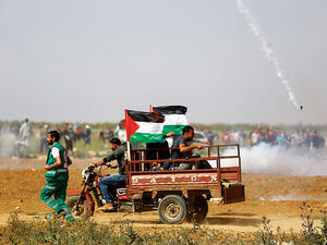 يطالب المتظاهرون بعودة الفلسطينيين إلى قراهم ومدنهم التي هجروا منها عام 1948 