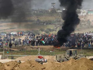 مواجهات بين المتظاهرين الفلسطينيين والجيش الاسرائيلي على حدود غزة 