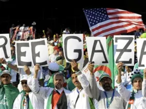 متظاهرون يرفعون شعار الحرية لغزة