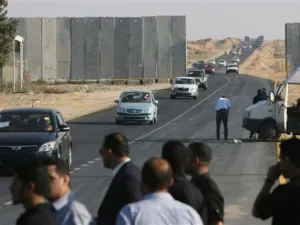 فلسطينيون قرب معبر رفح
