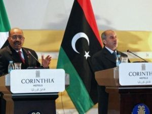 البشير خلال مؤتمر صحفي مشترك مع مصطفى عبدالجليل رئيس المجلس الانتقالي الليبي 
