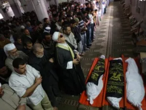 فلسطينييون يصلون على جثامين شهداء قضوا بغارات إسرائيلية في غزة