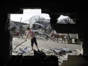 دمار بعد غارة اسرائيلية على منطقة التفاح (شرق مدينة غزة) ليل 12/13 تموز/يوليو 2011