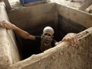 استشهاد اربعة فلسطينين في انهيار نفق بغزة