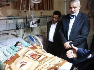 هنية يعود حفيده في المشفى/عن الانترنت