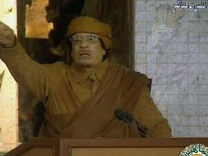 القذافي خلال القائه خطابه مساء الثلاثاء