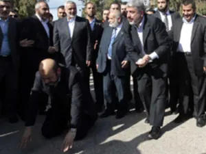 مشعل سجد لحظة دخولة اراضي فلسطين 