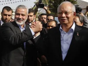 نشطاء على الانترنت اعتبروا الزيارة دعائية لانتخابات صادق