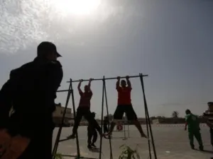 اختبارات بدنية لشبان يرغبون في الانضمام الى القوة التنفيذية الامنية التابعة لحكومة حماس في غزة/أ.ف.ب