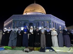 فلسطينيات يؤدين الصلاة في باحة الاقصى