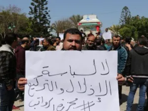 اقتطاع نحو 30 في المائة من رواتب موظفي السلطة في قطاع غزة