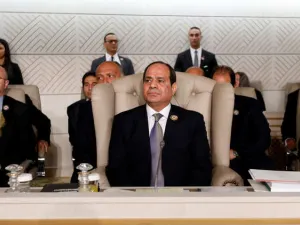  الرئيس المصري عبد الفتاح السيسي خلال مشاركته في القمة العربية بتونس