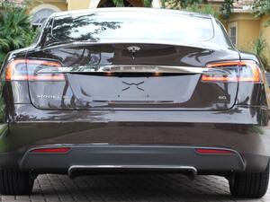 تيسلا ترسل تحديثاً فورياً يزيد من مدى سير سياراتها لإنقاذ متضرري أعاصير الولايات المتحدة