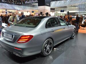 سيبدأ سعر مرسيدس E200 2016، المزودة بمحرك رباعي الاسطوانات مع تيربو تشارجد سعة لترين يولد قوة 184 حصان و 300 نيوتن.متر من عزم الدوران