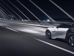 تتربع بيجو فراكتال على أربع إطارات كبيرة قياس 19 إنش، وتتميز بكون مقدمتها وأجزائها الخلفية قصيرة مما يمكنها من المناورة بسهولة أثناء قيادتها في أنحاء المدينة على الطرق المكتظة