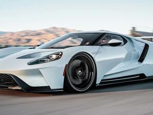 30,000 دولار ما يعادل 112,500 ريال هو ما سيكلّفكم لطلاء فورد GT بأي لون يختلف عن الألوان الثمانية التي توفرها فورد ضمن سعر السيارة الأساسي الذي يبدأ من 500,000 دولار أي حوالي 1,875,000 ريال