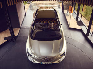 تصف الشركة الفرنسية السيارة بأنها أول نموذج مبني ليكون مستقل من الألف إلى الياء، ويتكفل محركان كهربائيان ينتجان طاقة قصوى تقدر بحوالي 500 كيلو واط بتحريك السيارة