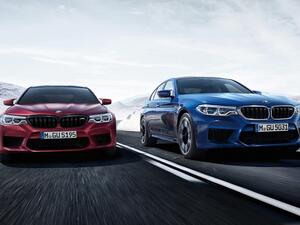 بدايةً تأتي M5 F90 الجديدة كلياً بروح قسم M للأداء العالي والتي تظهر بكل وضوح في المقدمة عبر الصدام بفتحات التهوية الكبيرة وغطاء المحرك بخطوطه الحادة، وأسفله شبك بي ام دبليو باللون الأسود