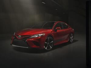 حصلت كامري 2018 على تغيير جعلها تبدو فاخرة بشكل أكبر فمن الأمام يظهر الشبك الكبير الشبيه بلكزس مع مصابيح بزوايا حادة وفتحات تهوية عديدة