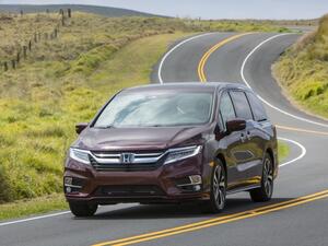 واجهة أوديسي 2018 مليئة بالزوايا الحادة التي تميز هوندا مع الشبك الأفقي والبساطة بشكل عام