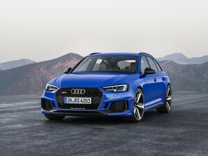 يحمل الجيل الجديد من RS4 Avant مقومات قسم RS للأداء العالي بشكل بارز عبر فتحات التهوية الكبيرة في المقدمة والكربون فايبر في المرايا الجانبية والصدامات الأمامية والخلفية وحول السيارة بشكل عام