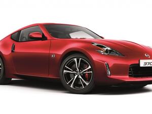 حصلت 370Z 2018 على مقابض أبواب سوداء, جنوط بتصميم جديد قياس 19 إنش, وزوائد باللون الاسود أسفل الصدام الخلفي