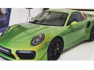 يتوفّر هذا الطلاء على 911 تيربو S وينتمي لفئة الألوان التي تسميها بورش Chromaflair وهي أعلى فئات الشركة الألمانية التي يوفرها قسم Porsche Exclusive Manufaktur لتخصيص السيارات. 