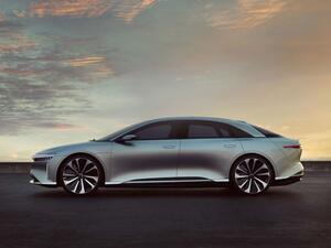 أكثر ما يميز السيارة منظومتها الكهربائية المكونة من محركين كهربائيين، الأول يمد المحور الأمامي بالحركة والثانية المحور الخلفي لتوفير نظام دفع رباعي