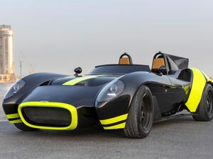 سيارة رياضية معدلة في الإمارات تشارك في سباق عالمي
