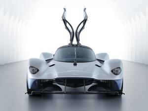 أستون مارتن تكشف عن فالكيري المحدّثة وداخليتها