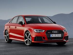 حصلت RS3 سيدان على لمسات شرسة تميزها عن الفئات الأقل حيث يظهر الصدام الأمامي بفتحات تهوية أكبر وكذلك الحال مع الصدام الخلفي الذي يأتي بمشتت هواء مميز بمخرجين للعادم