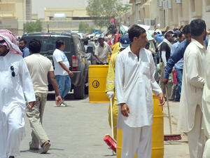 تحظر السعودية على جميع منشآت الأعمال تشغيل عمالتها تحت أشعة الشمس من الساعة الـ 12 ظهرا إلى الساعة الثالثة مساء، خلال الفترة من 15 حزيران (يونيو) حتى 15 أيلول (سبتمبر) من كل عام