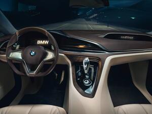 يهدف مهندسو بي ام دبليو ألى تخفيض وزن هذه السيارة إلى 1,564 كيلوغرام، وسوف تحصل على نظام دفع رباعي للعجلات، ومن المؤكد أن i5 ستمتلك هيكلاً مصنوع من الكاربون فايبر كما هو الحال في شقيقتيها i3 و i8، وستتسع لأربعة أشخاص