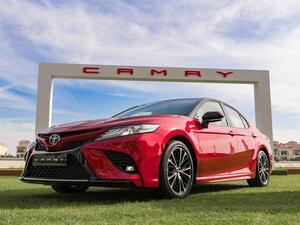 تويوتا كامري 2018 في الإمارات بتصميمها العصري وواجهتها الآسرة