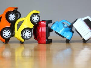 يرى الباحثون أن زهاء اللون الأصفر يلفت النظر بصورة أفضل، ما يجعل تمييز سيارات الأجرة في الطرقات أفضل