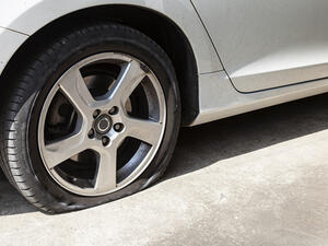 مهما كنت محترفاً للقيادة هناك حدود فيزيائية اذا تخطتها اي سيارة يصبح من المستحيل السيطرة عليها، فإذا انفجر الإطار عند سرعة تتراوح بين 80 و 90 كم/س سيكون الأمر أقل خطورة في حال وقوع الحادث