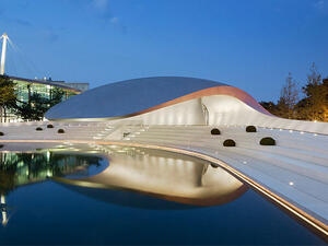 أحد مباني السيارات الفاخرة 