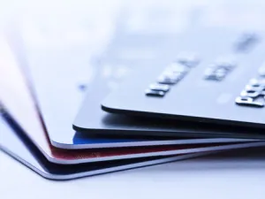 مع وجود مئات البطاقات الائتمانية المختلفة اليوم – والتي تقدم مجموعات مختلفة من الفوائد، والرسوم، والشروط، ونسب الفائدة، والمكافآت – ربما يصبح اختيار البطاقة المناسبة أمراً مربكاً