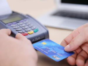 استخدم الكويتيون بطاقاتهم البنكية المدينة والبطاقات الائتمانية (الكريديت) والتي تسمح لهم بحد ائتماني محدد في العام الماضي وهم خارج الكويت