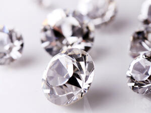 الدورة الـ 19 من أسبوع دبي الدولي للمجوهرات تشهد عرض مجموعة متميزة من الحُليّ والمجوهرات المدهشة والنادرة تشمل أغلى زوج من الأحذية في العالم من تصميم آورو جولز، يُباع بمبلغ 3,1 مليون دولار