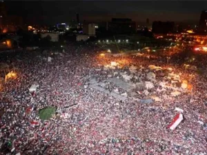خروج ملايين المصريين الذين يطالبون برحيل الرئيس محمد مرسي، ارتفعت تكلفة التأمين على ديون مصر ارتفاعا حادا يوم أمس الاثنين (المصدر العربية.نت) 