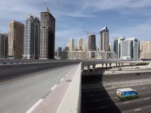 أوضحت الهيئة أن الهدف من القرار هو تشجيع سائقي المركبات على استخدام الطرق البديلة مثل شارعي الخيل والشيخ محمد بن زايد، وتخفيف الضغط على المحاور الخاضعة لنظام التعرفة المرورية