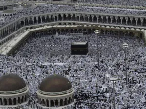 من حق المملكة العربية السعودية اتخاذ ما تراه مناسباً من قرارات بشأن أعداد المعتمرين والحجاج، لأن الهدف في النهاية ليس تخفيض الأعداد دون مبرر
