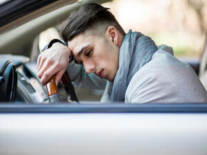 رغبتك بالوصول إلى وجهتك بسرعة كبيرة قد تكون سبباً في نعاسك فعدم توقفك عند الشعور بالنعاس لأخذ قيلولة قصيرة سوف يزيد من نعاسك 